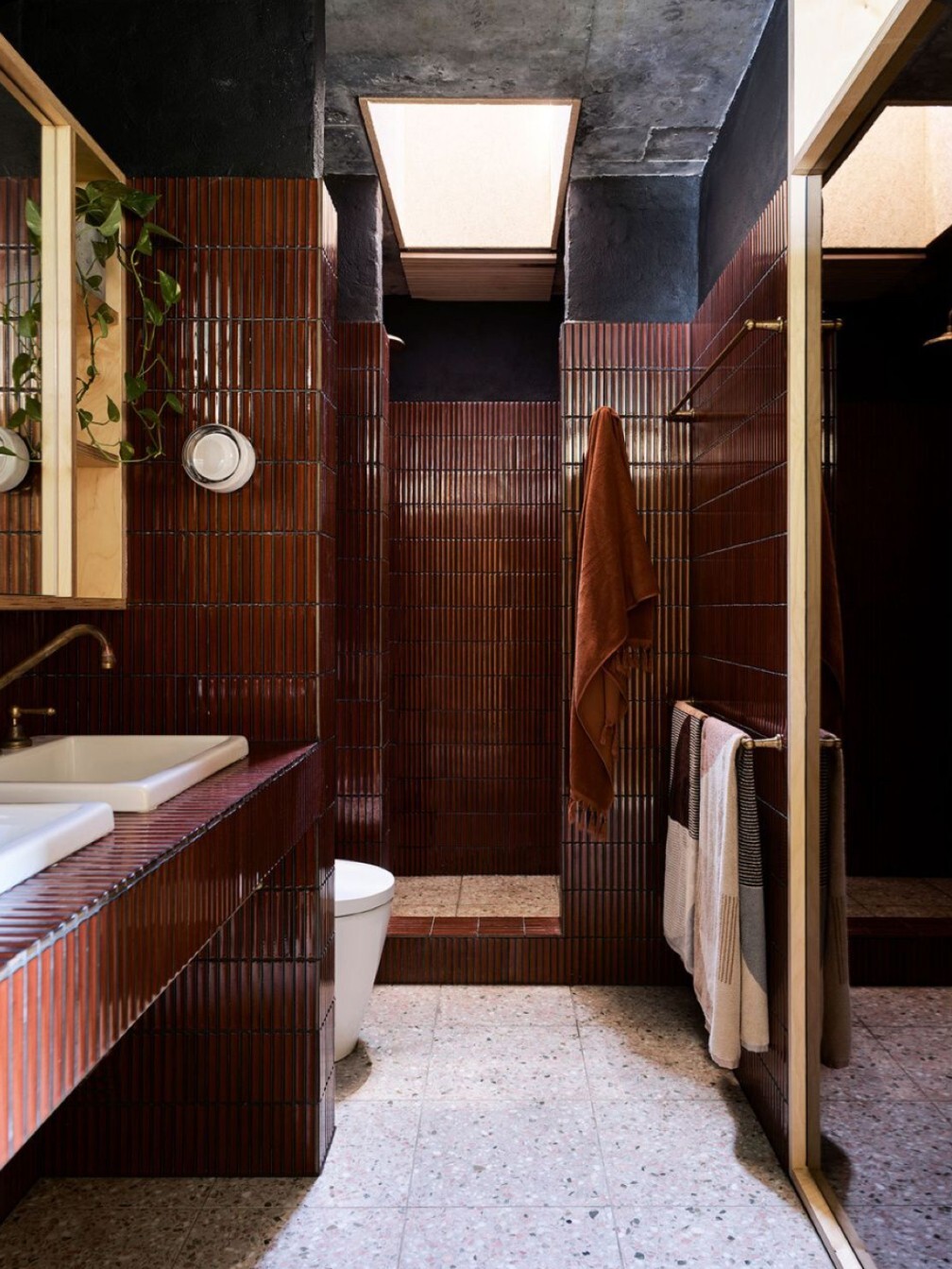 Stacked antique brown gloss ref 01